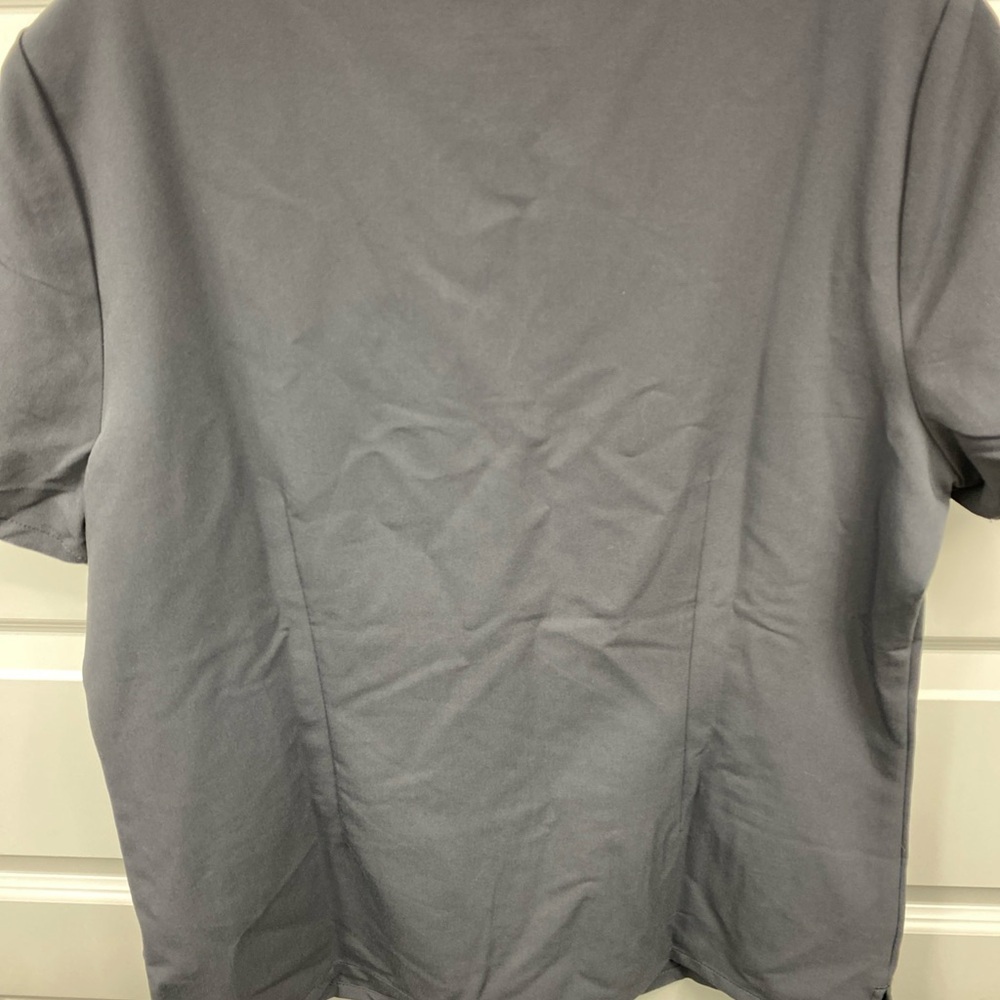 FIGS Technical Collection Women’s Scrub Catarina Top Gray 2 Pockets Medium - Picture 6 of 7